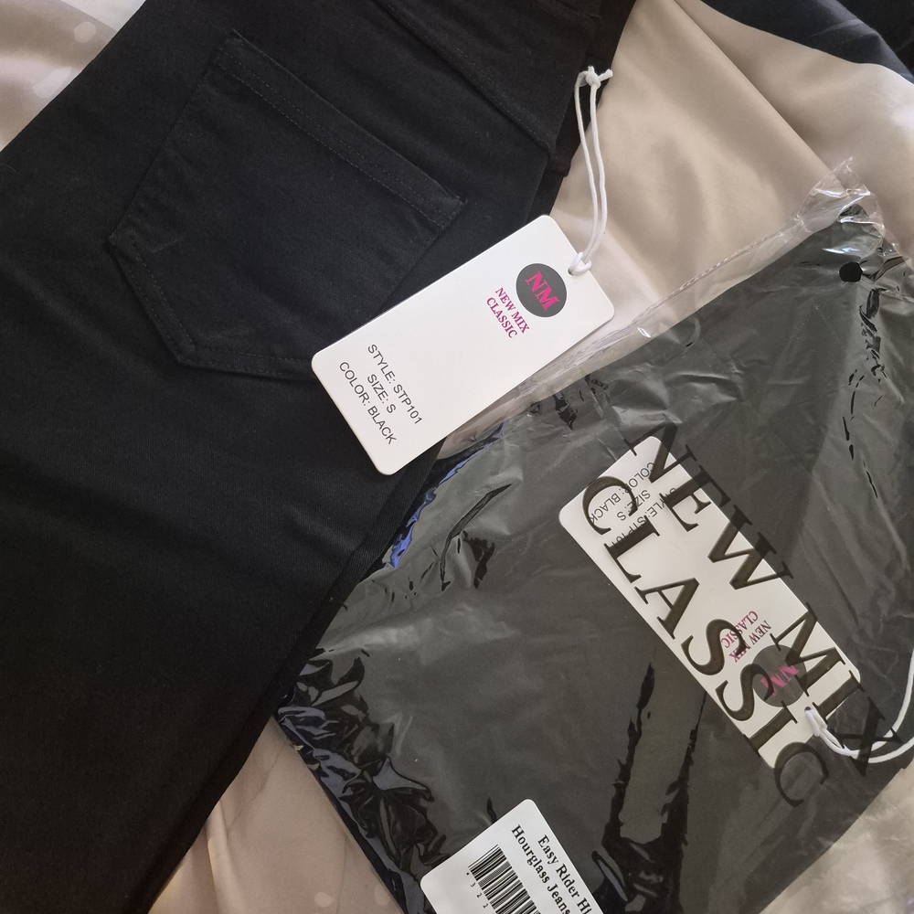 New Mix Women's Classic Black Cropped Jeans